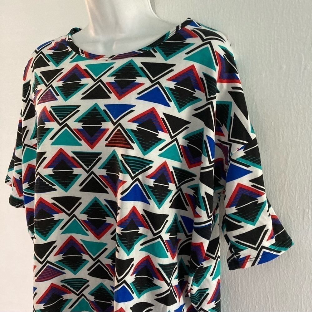 Lularoe Geometric Print Irma Knit Top White Black S - Picture 2 of 5
